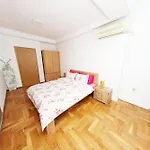 Апартаменти Square